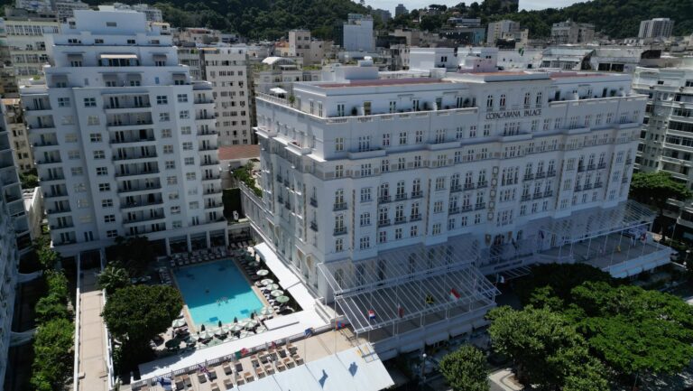Com fortuna de R$ 20 milhões, cantor mora em hotel luxuoso no RJ