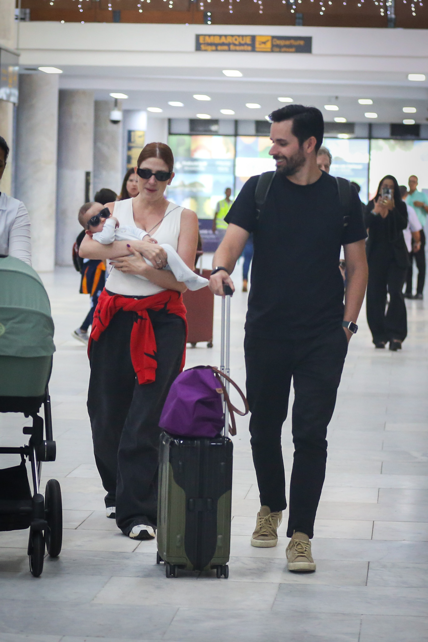 Dani Calabresa com o filho em aeroporto - Foto: Agnews/ fotos: Anna Giullia
