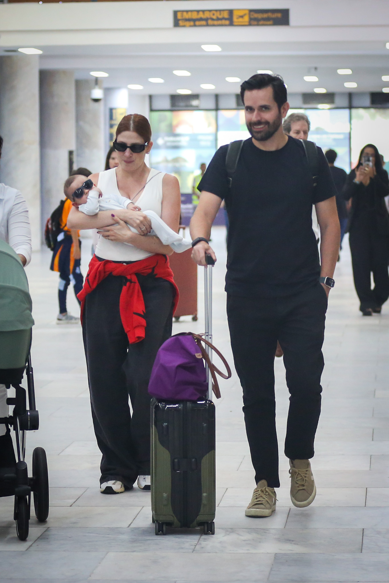 Dani Calabresa com o filho em aeroporto - Foto: Agnews/ fotos: Anna Giullia