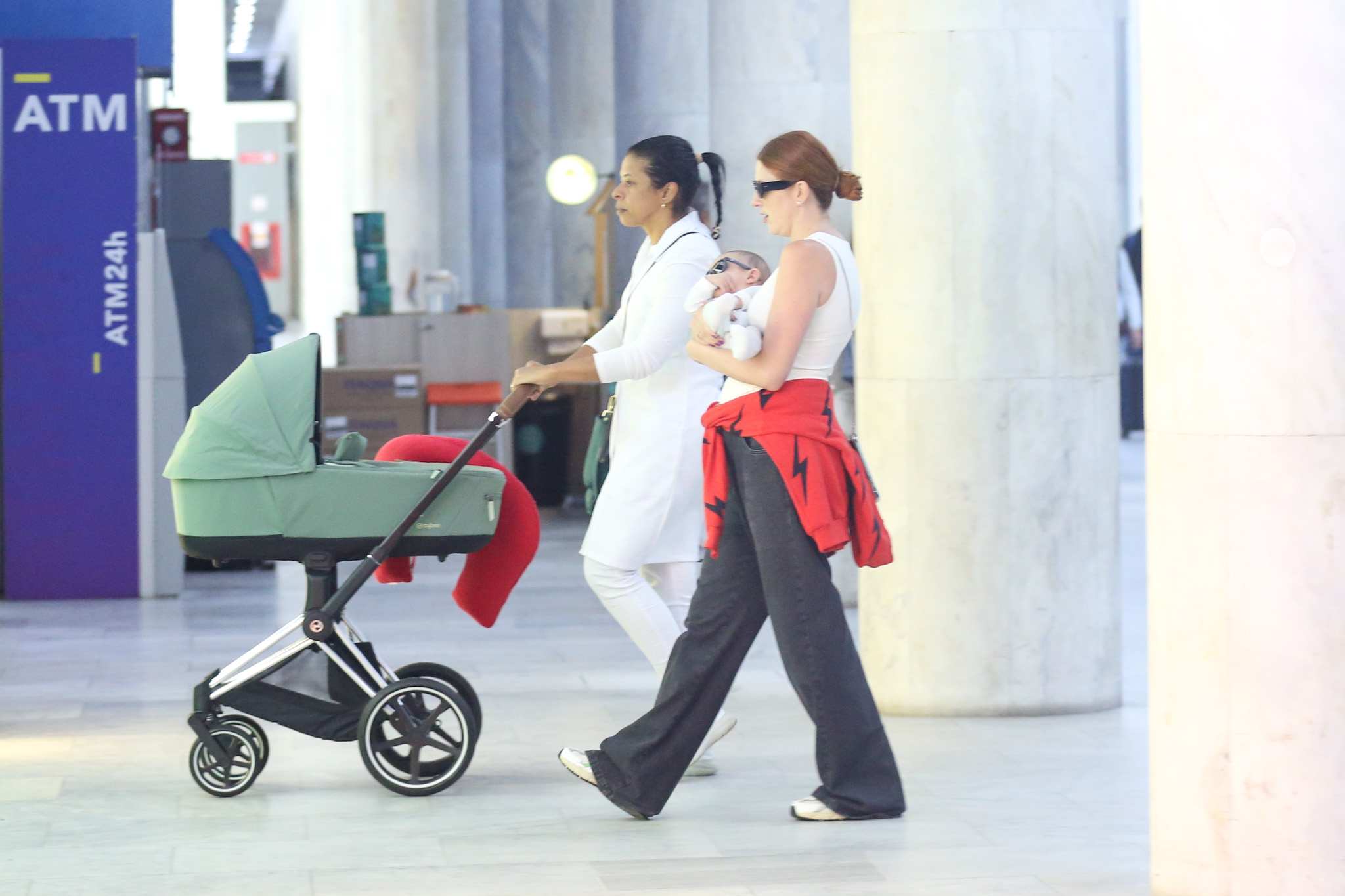 Dani Calabresa com o filho em aeroporto - Foto: Agnews/ fotos: Anna Giullia