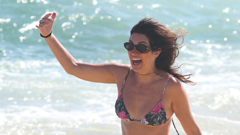 Fernanda Paes Leme exibe físico escultural na praia após mais de um ano do nascimento da filha