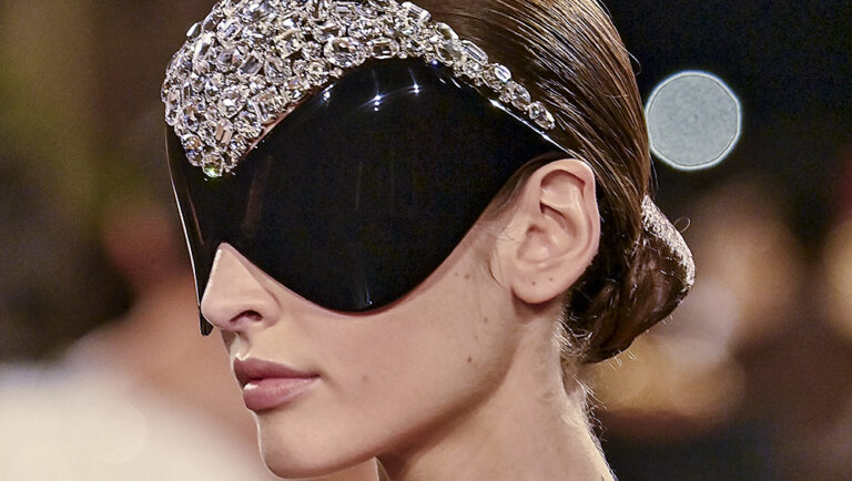 Balenciaga une respeito à herança e clareza de futuro em nova coleção
