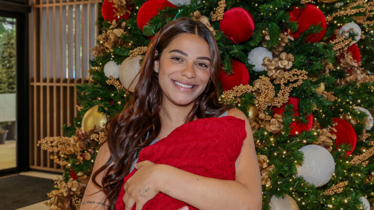 Ex-BBB Key Alves deixa a maternidade com a filha recém-nascida