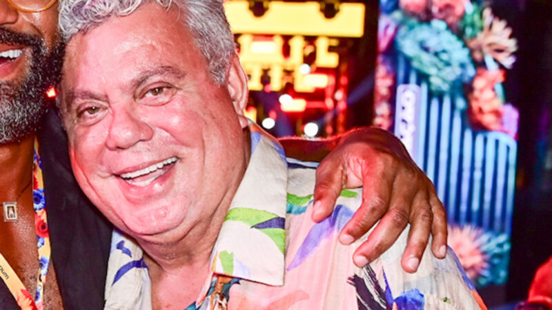 Milton Cunha surge aos beijos com o namorado em noitada
