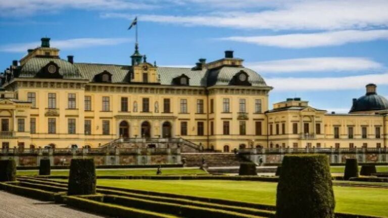 Monarca completa 82 anos e revela que há fantasmas no palácio em que vive