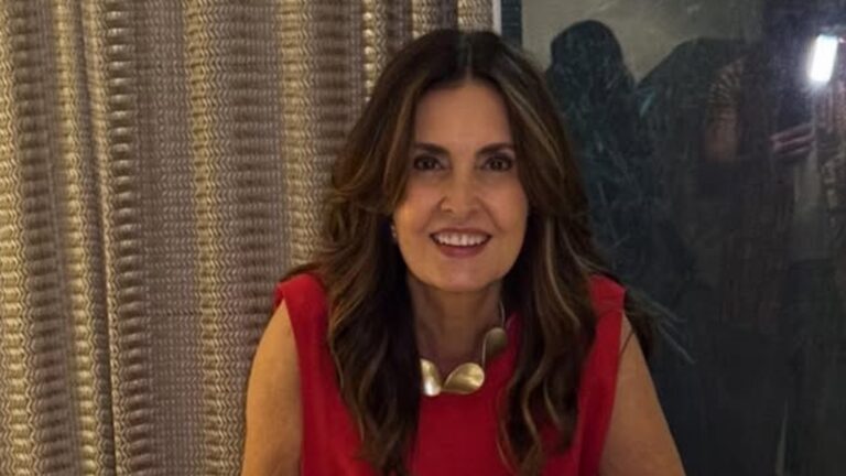 Fátima Bernardes exibe foto inédita com os trigêmeos e o namorado: ‘Família linda’