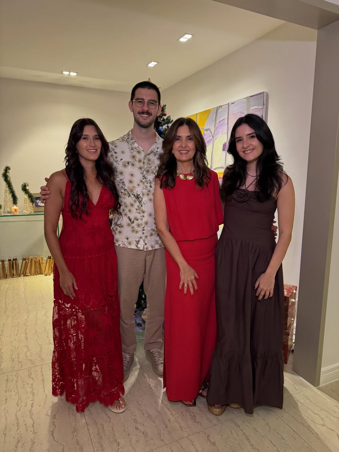 Fátima Bernardes com os filhos e o namorado — Foto: Reprodução Instagram @fatimabernardes