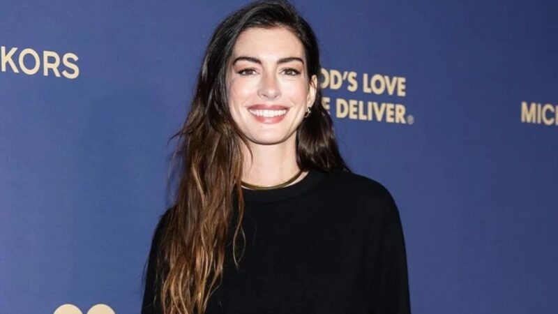 Prevista em cinco filmes em 2026, Anne Hathaway revela música brasileira que mais ouviu este ano
