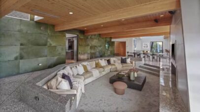 Sala de estar da antiga mansão de Christina Aguilera em Hollywood Hills, Los Angeles - Foto: Noel Kleinman/Divulgação