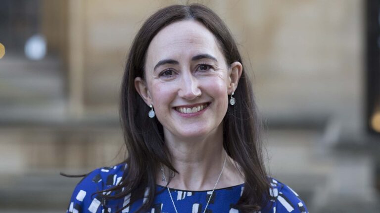 Morre Sophie Kinsella, autora do livro sobre Becky Bloom
