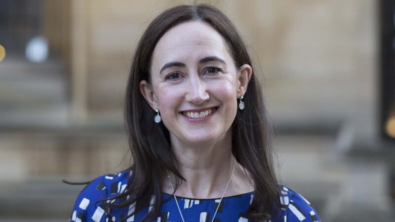 Morre Sophie Kinsella, autora do livro sobre Becky Bloom