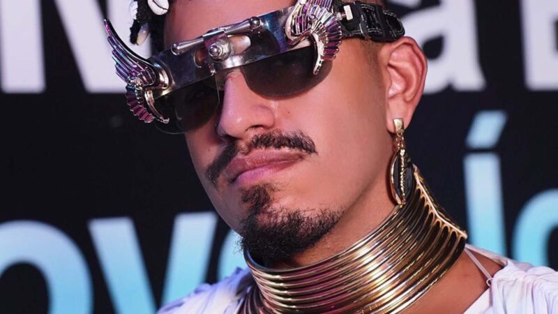 Spartakus usa look inspirado nos orixás para apresentar premiação em SP