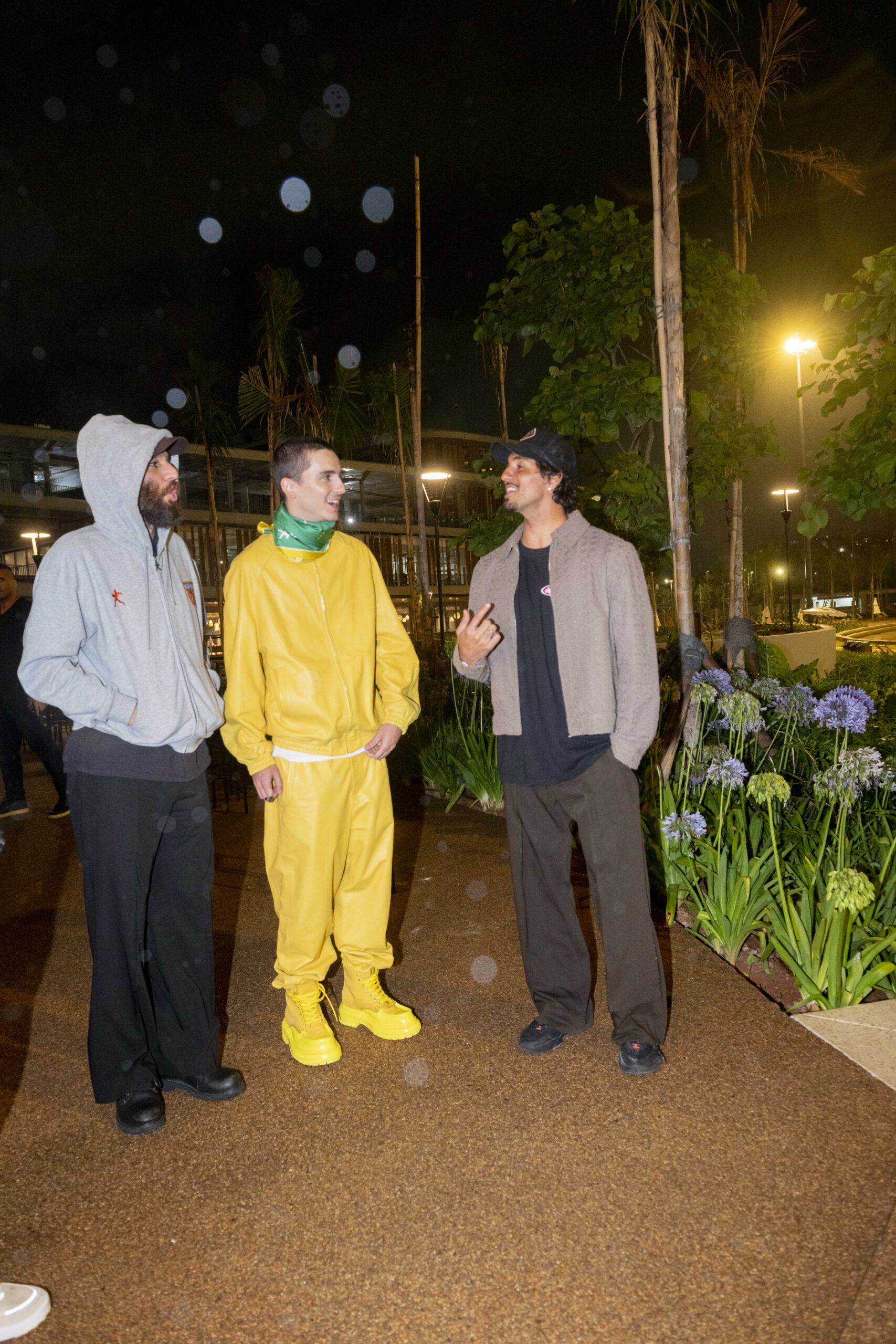 Josh Safdie, Timothée Chalamet e Gabriel Medina - Foto: Brazil News