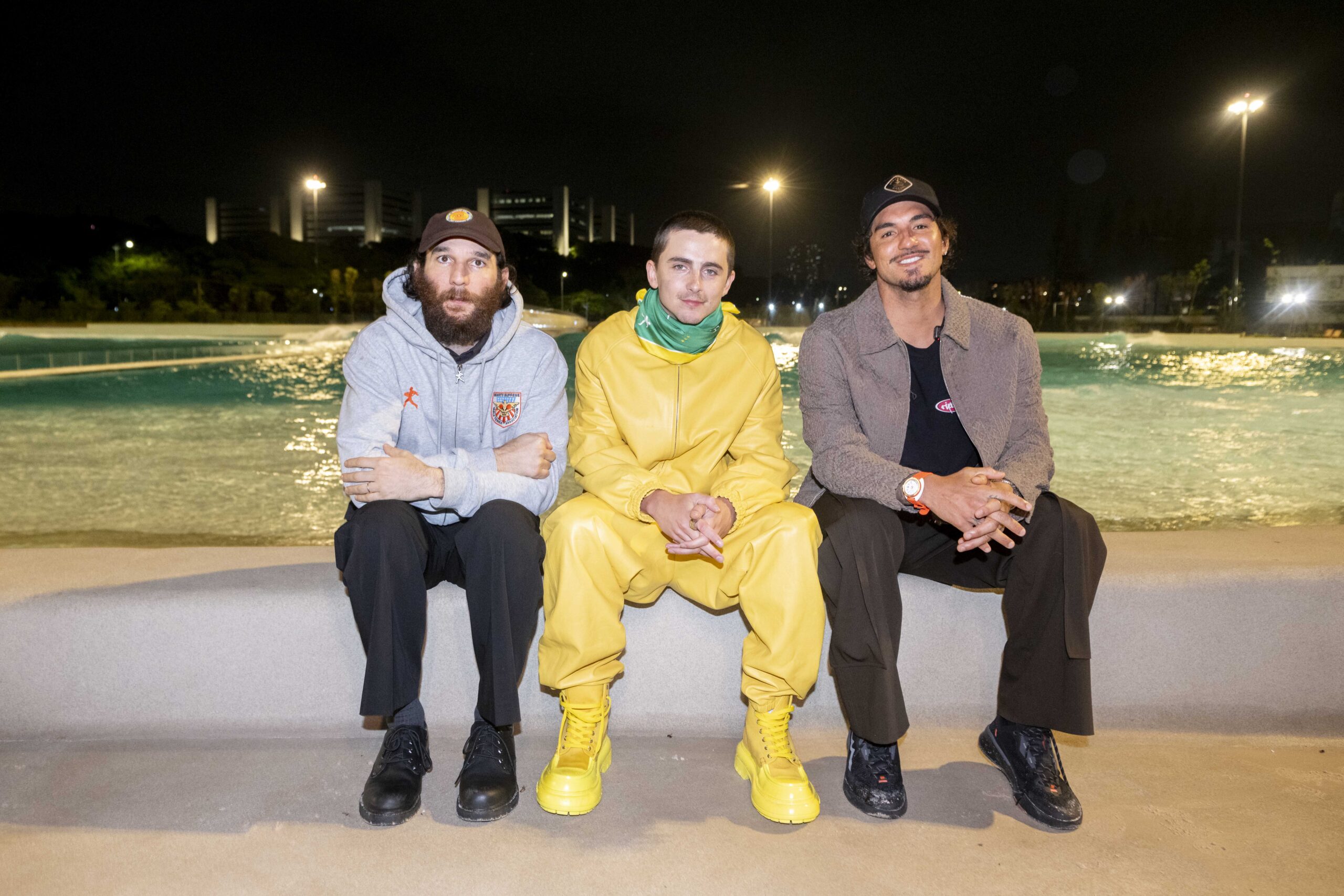 Josh Safdie, Timothée Chalamet e Gabriel Medina - Foto: Brazil News