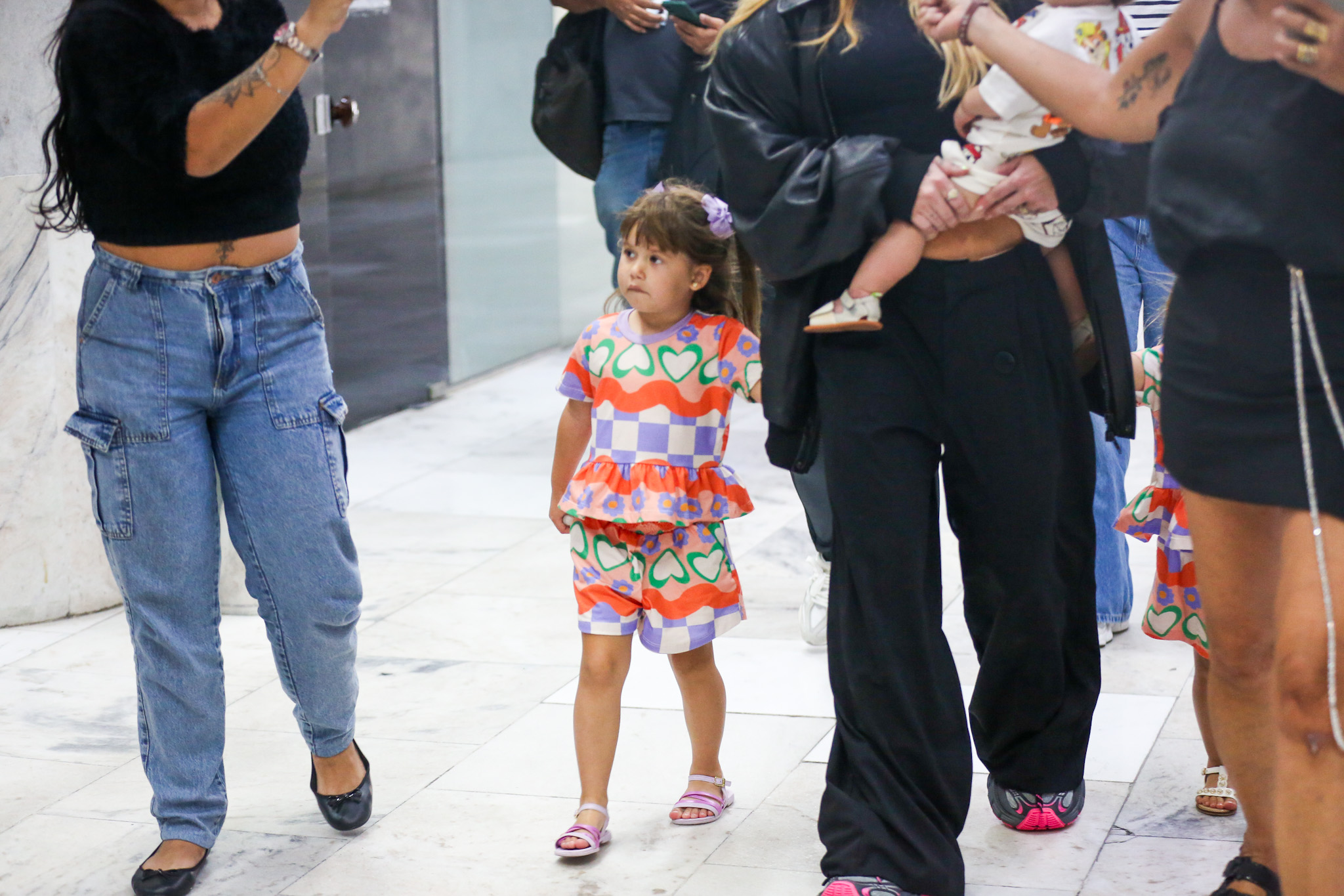 Virginia é fotografada no aeroporto com os filhos - Foto: Anna Giullia / AgNews