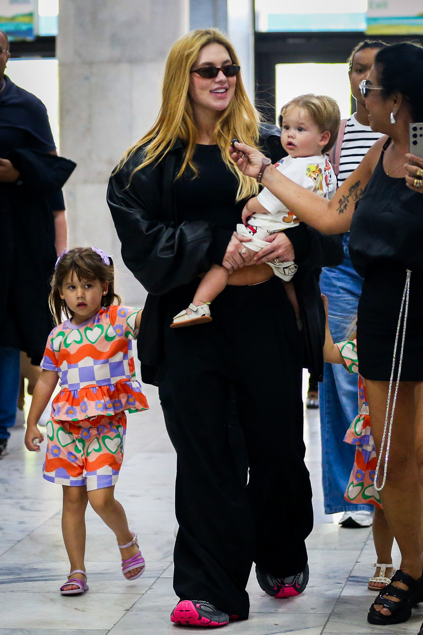 Virginia é fotografada no aeroporto com os filhos - Foto: Anna Giullia / AgNews