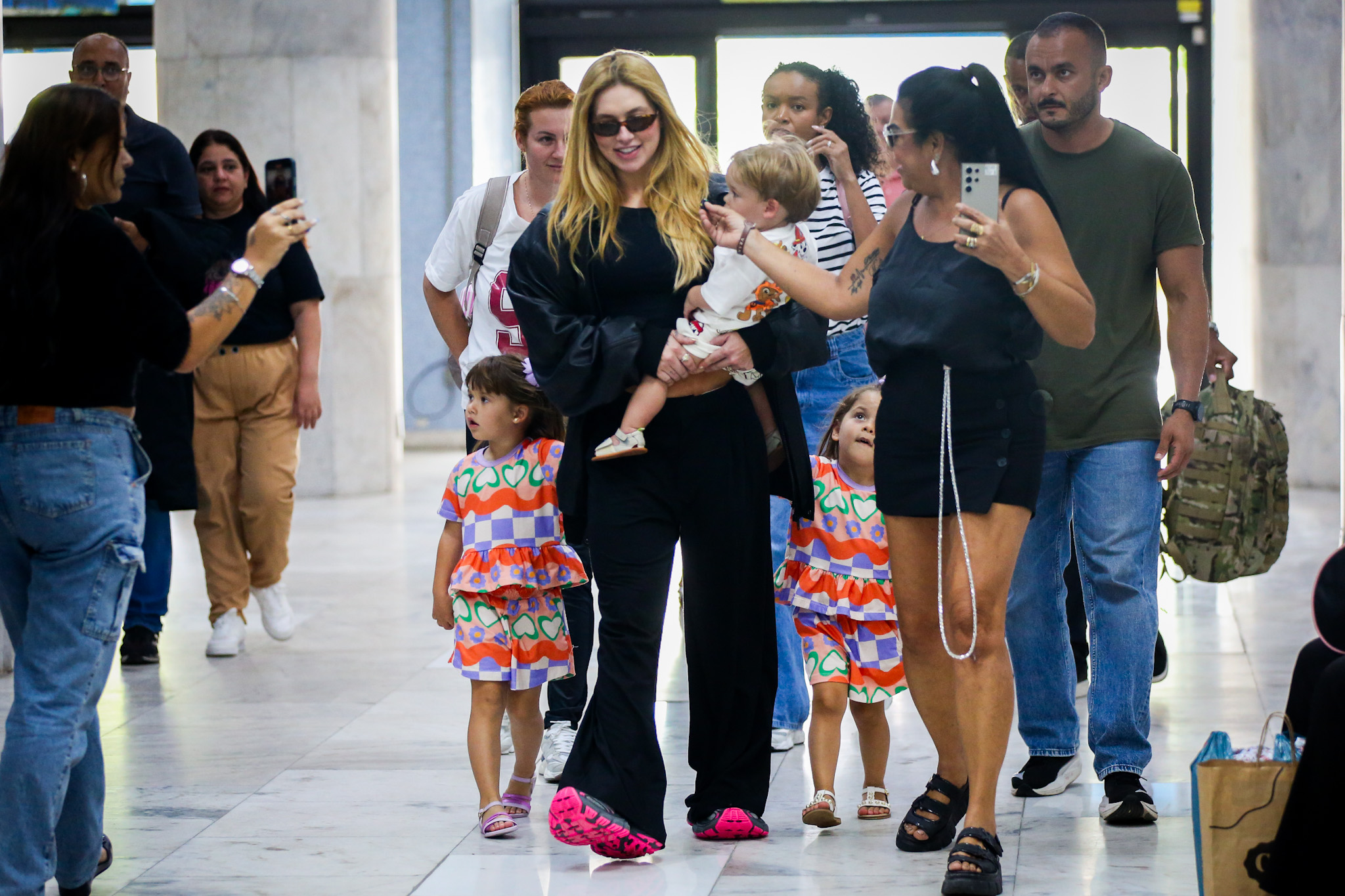 Virginia é fotografada no aeroporto com os filhos - Foto: Anna Giullia / AgNews