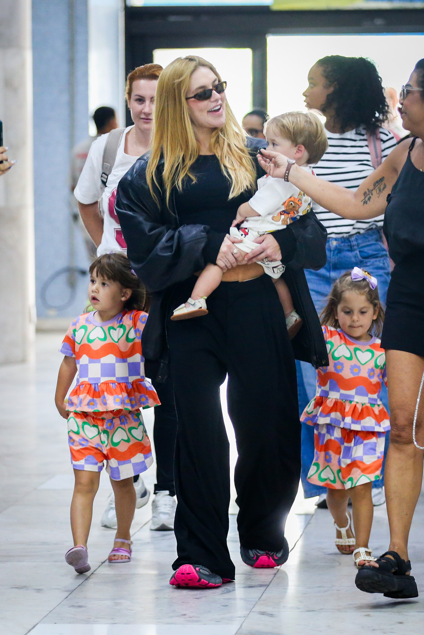 Virginia é fotografada no aeroporto com os filhos - Foto: Anna Giullia / AgNews