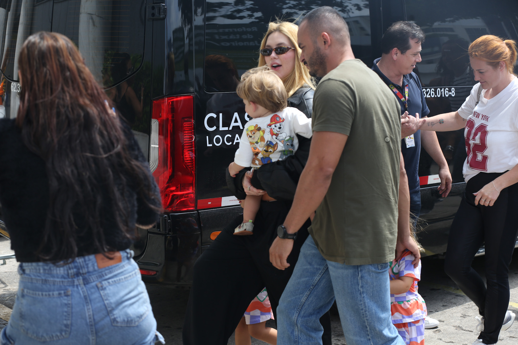 Virginia é fotografada no aeroporto com os filhos - Foto: Anna Giullia / AgNews