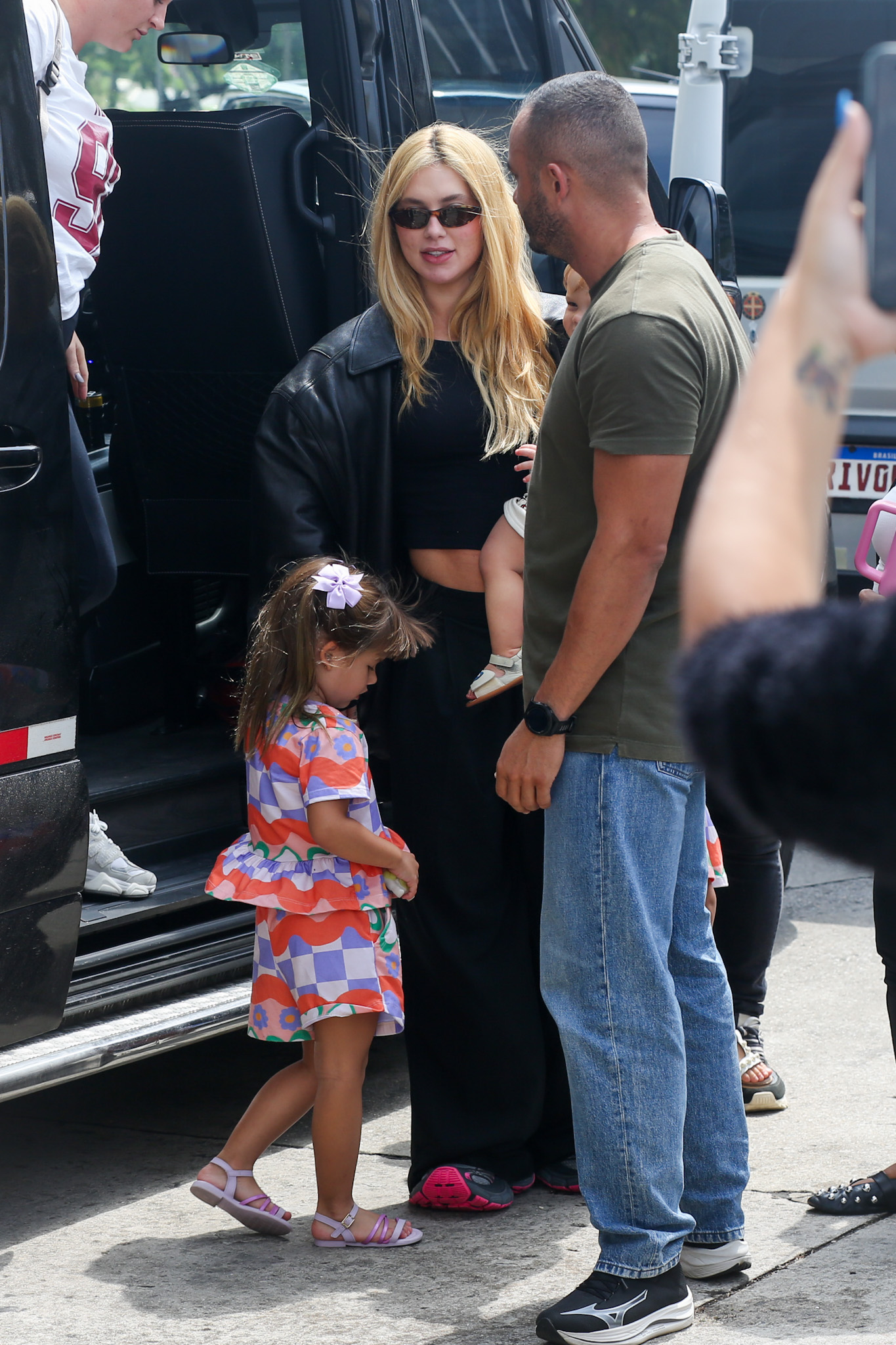 Virginia é fotografada no aeroporto com os filhos - Foto: Anna Giullia / AgNews