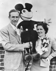 Walt Disney e Lilian Disney com o primeiro Mickey Mouse
