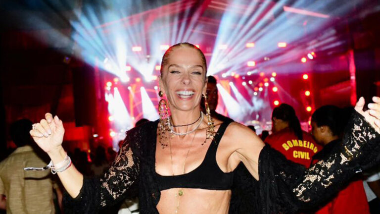 Adriane Galisteu aposta em look com a barriga de fora em festa pré-réveillon