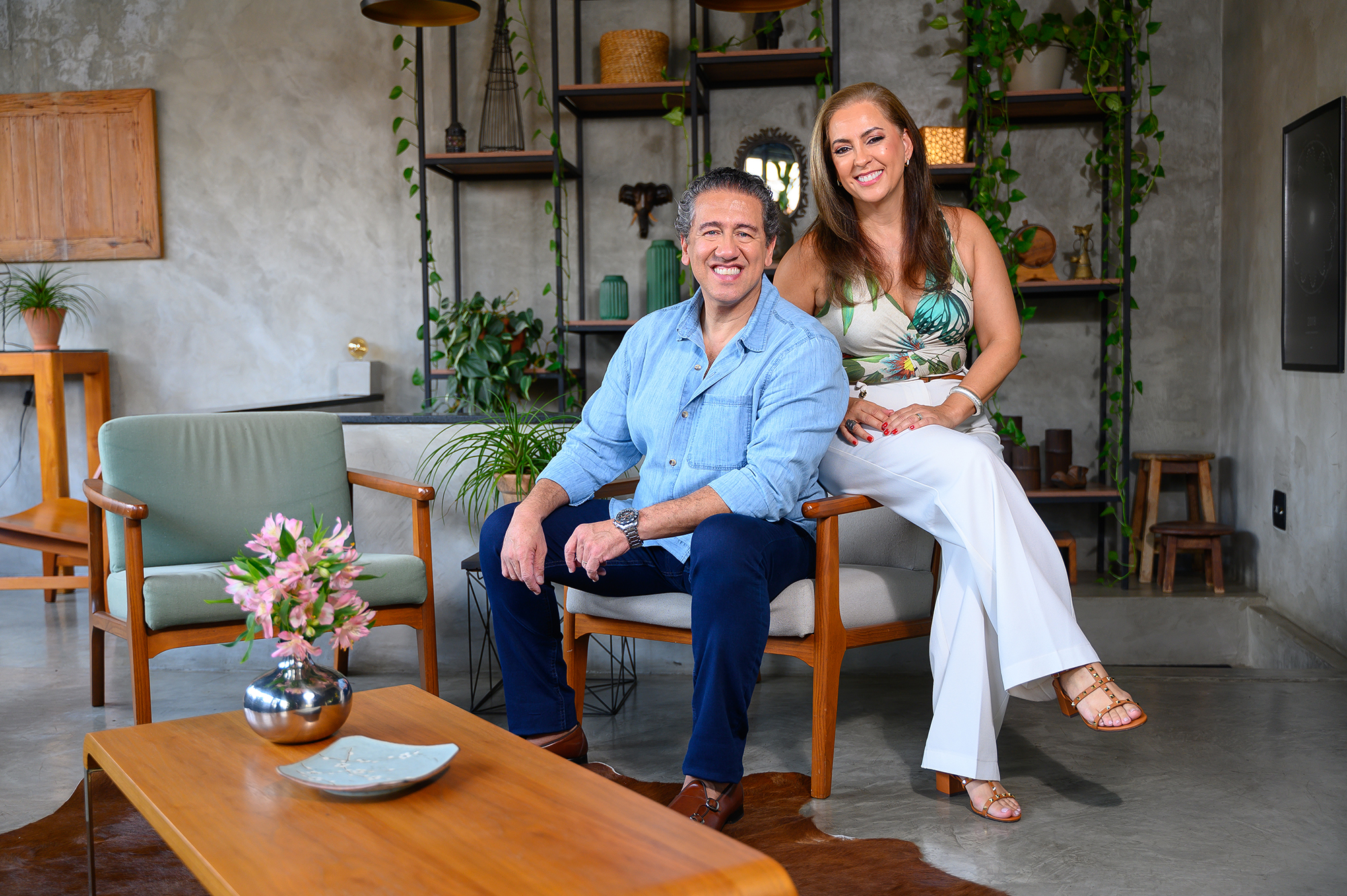 Altemar Dutra Jr faz fotos em casa com a esposa, Itaís Dutra - Foto: Sandro Filippin