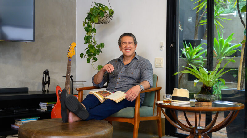 Altemar Dutra Jr faz fotos em casa com a esposa, Itaís Dutra - Foto: Sandro Filippin