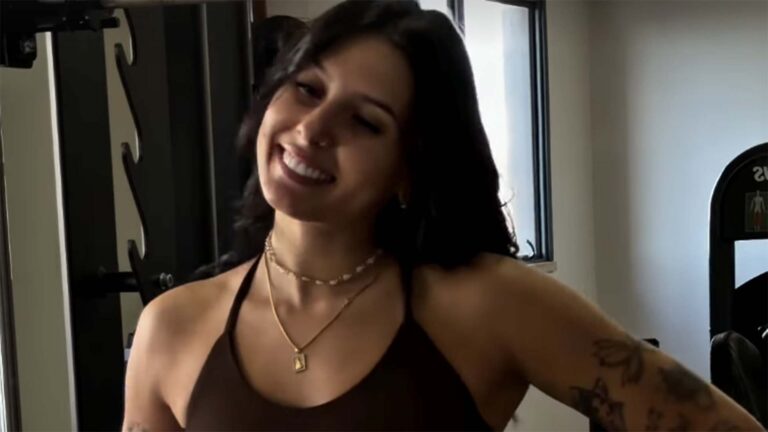 Ana Castela ostenta boa forma em look de academia