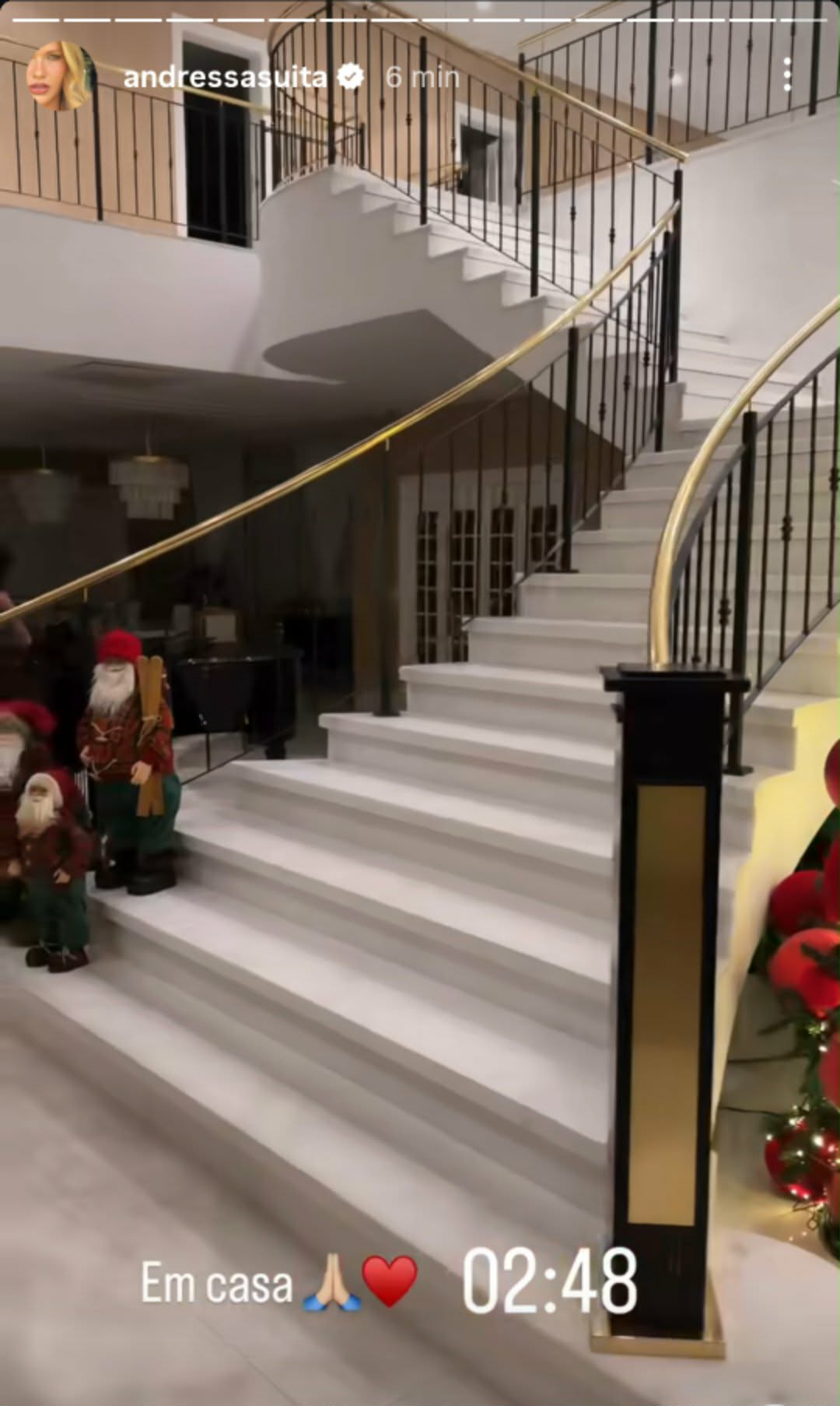Andressa Suita mostra árvore de Natal de sua mansão 