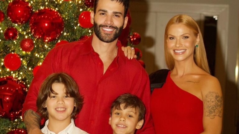 Andressa Suita aposta em look deslumbrante para comemorar o Natal em família