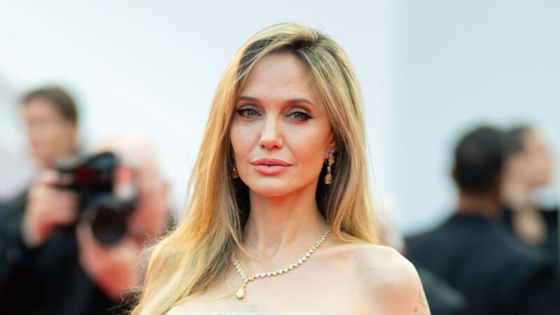 Angelina Jolie exibe cicatriz de cirurgia de mastectomia dupla