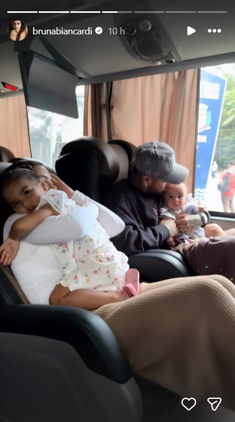 Neymar Jr e Bruna Biancardi reencontram as filhas após viagem - Foto: Reprodução / Instagram @brunabiancardi