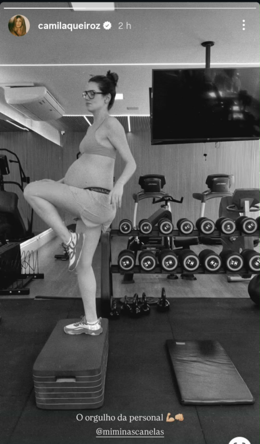 Camila Queiroz treinando grávida