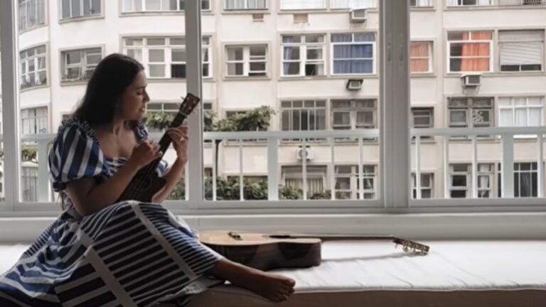 Cantora chega aos 45 anos com apartamento em Copacabana e detalhes que chamam atenção
