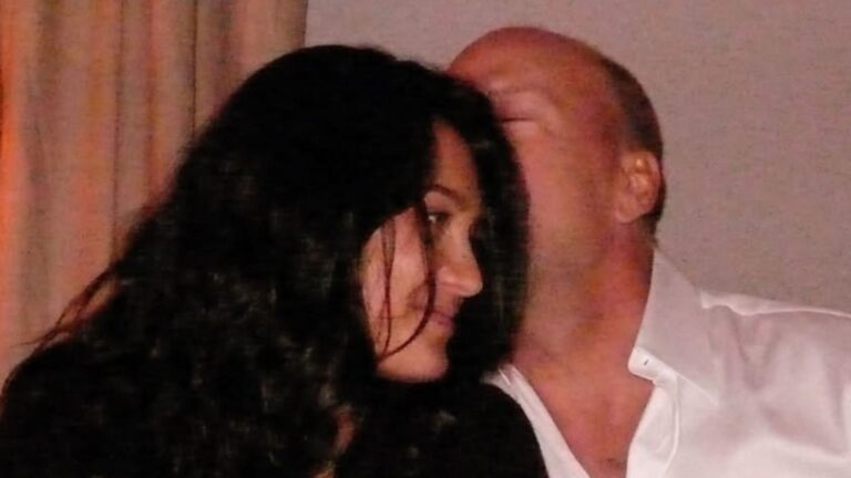 Esposa de Bruce Willis faz declaração emocionante ao ator em meio ao diagnóstico de demência