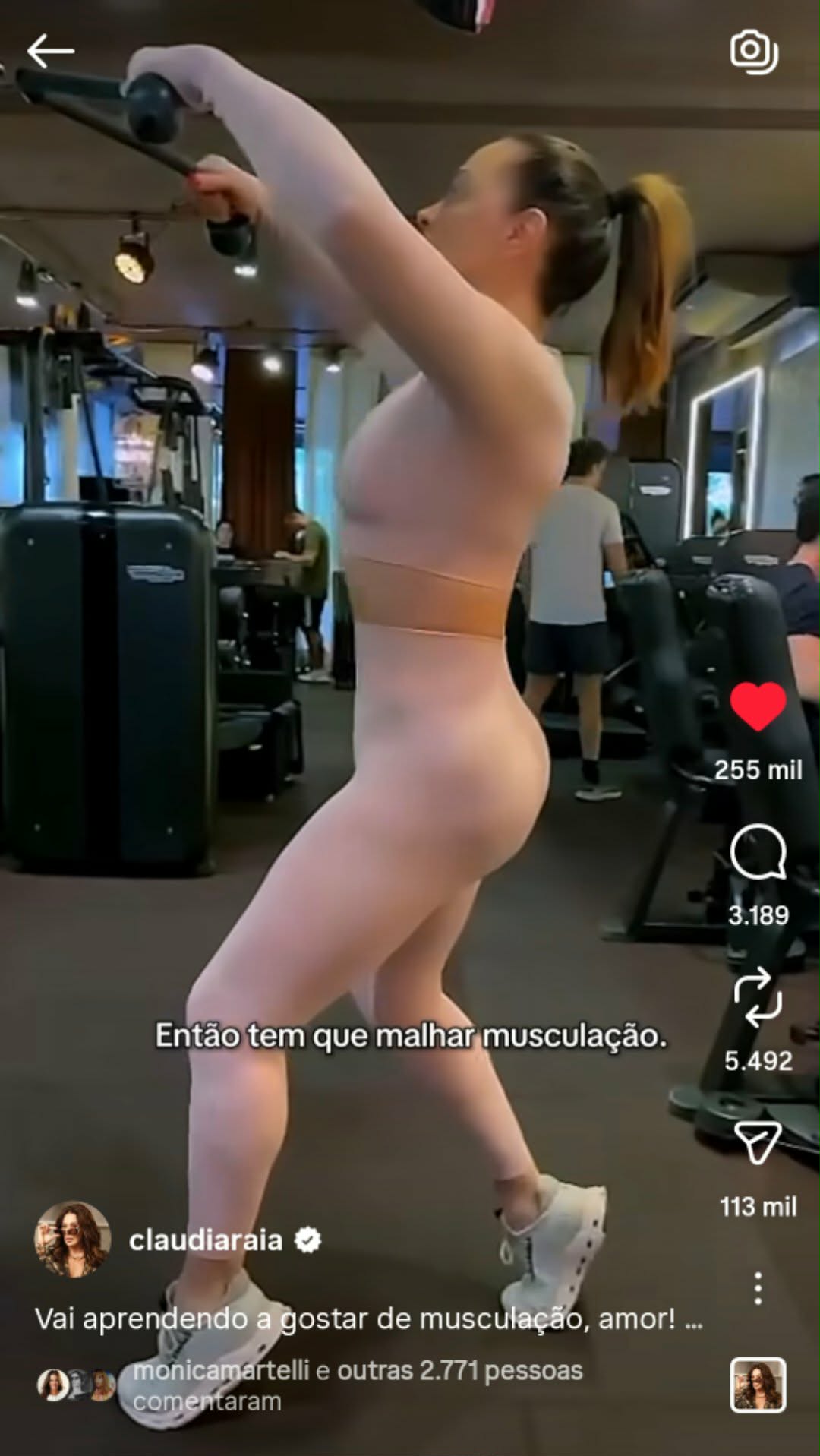 Claudia Raia fazendo musculação - Foto: @claudiaraia