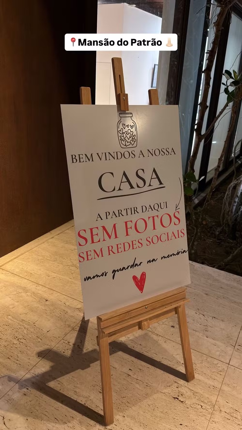 Placa na entrada da mansão de Luciano Huck e Angélica – Foto: Reprodução/ Instagram