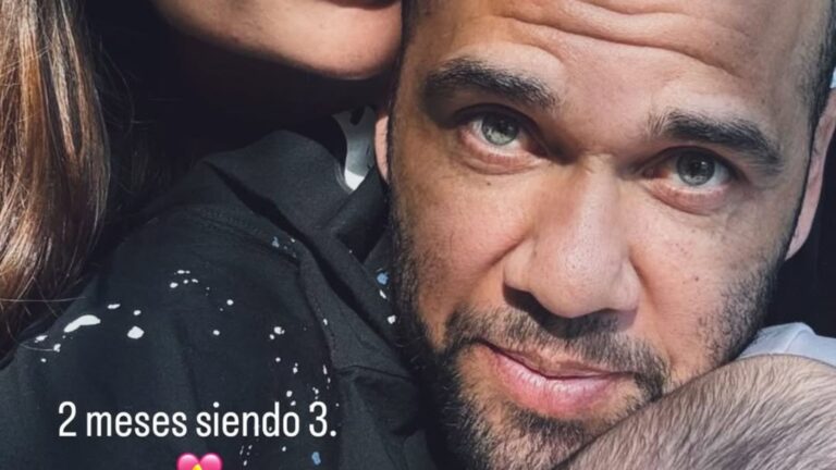 Daniel Alves surge em foto rara com a esposa e o filho: ‘Dois meses sendo 3’