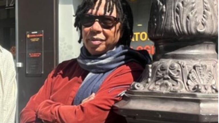 Djavan relembra o início de sua carreira e conta: ‘Me colocava para cantar…’