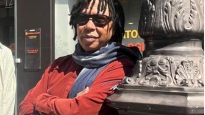 Djavan relembra o início de sua carreira e conta: ‘Me colocava para cantar…’