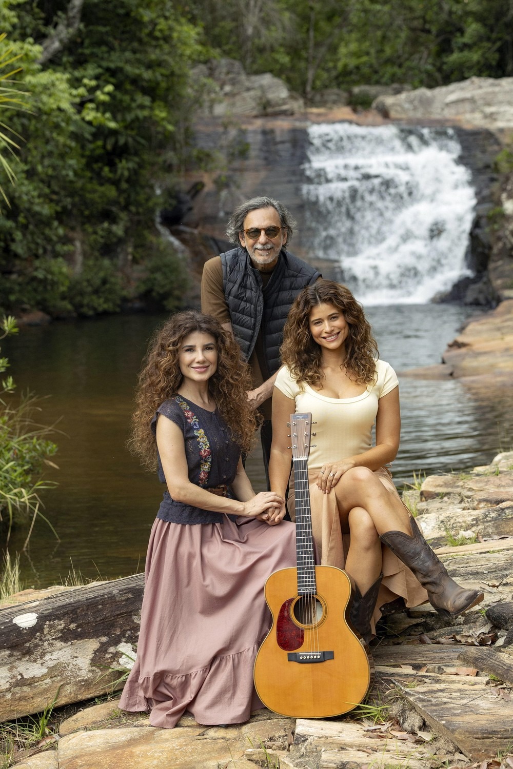 Agrado (Isadora Cruz), o diretor Carlos Araújo e Cecília (Paula Fernandes) em Coração Acelerado - Foto: Globo / Manoella Mello