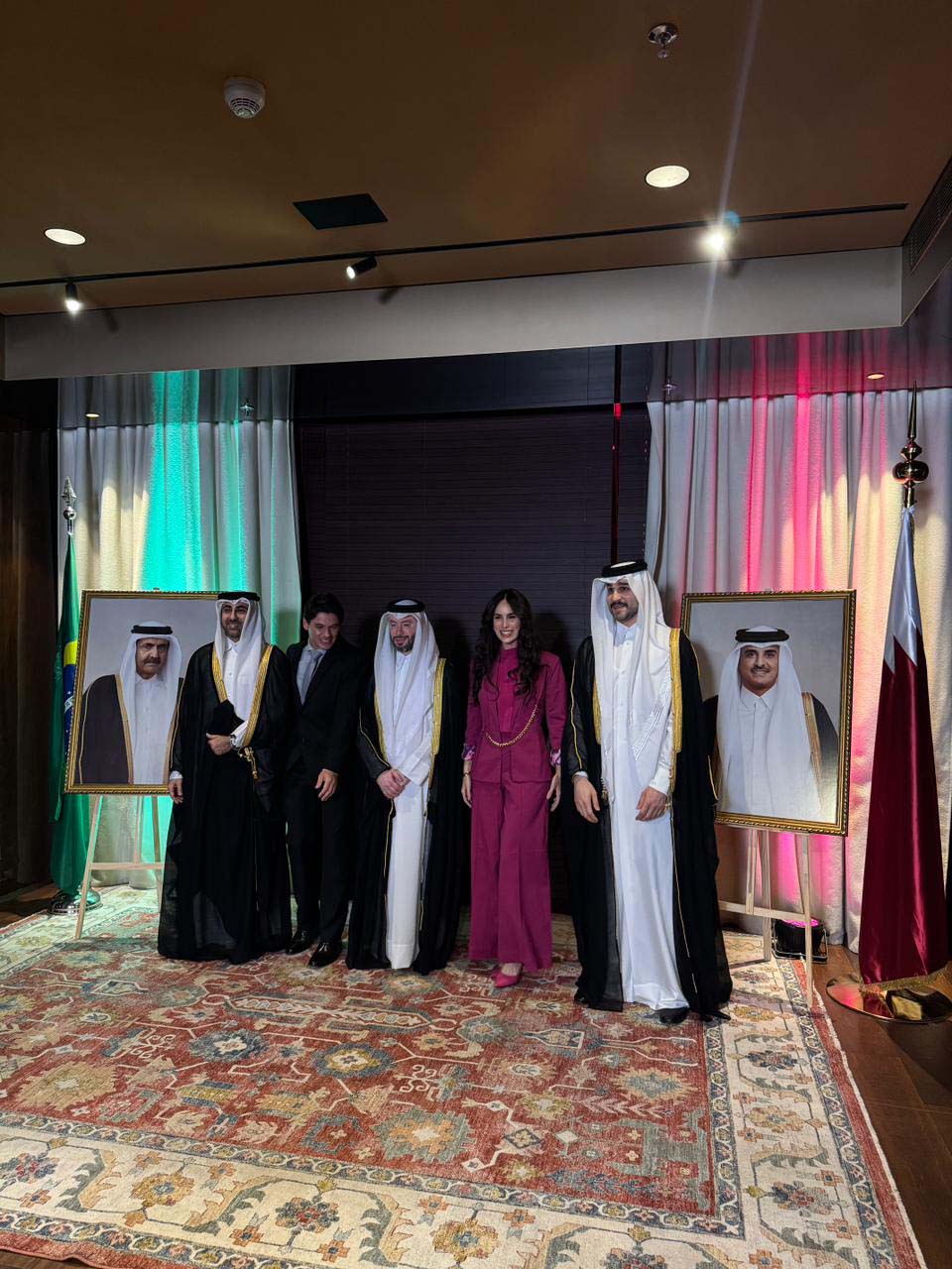 Almuhannad Ali Al-Hammadi, Cônsul-Geral do Estado do Catar em São Paulo; João Guerini, Empresário; Khalifa Alsada, vice-cônsul; Mia Mamede; e o terceiro representante do Consulado-Geral - Foto: Divulgação