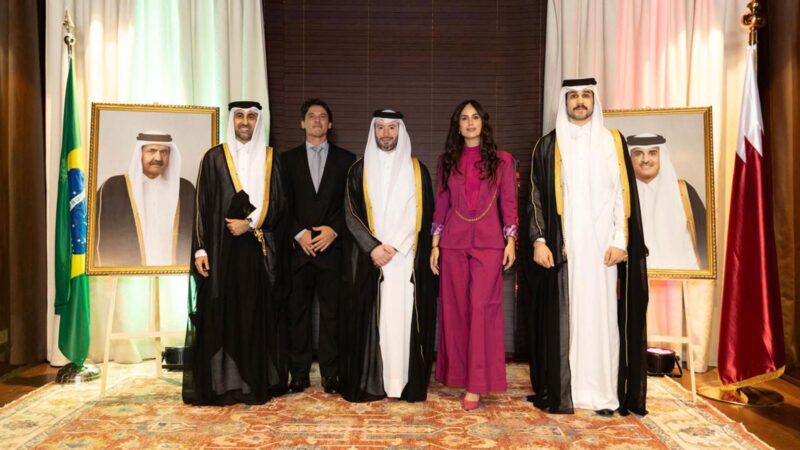 Almuhannad Ali Al-Hammadi, Cônsul-Geral do Estado do Catar em São Paulo; João Guerini, Empresário; Khalifa Alsada, vice-cônsul; Mia Mamede; e o terceiro representante do Consulado-Geral - Foto: Divulgação
