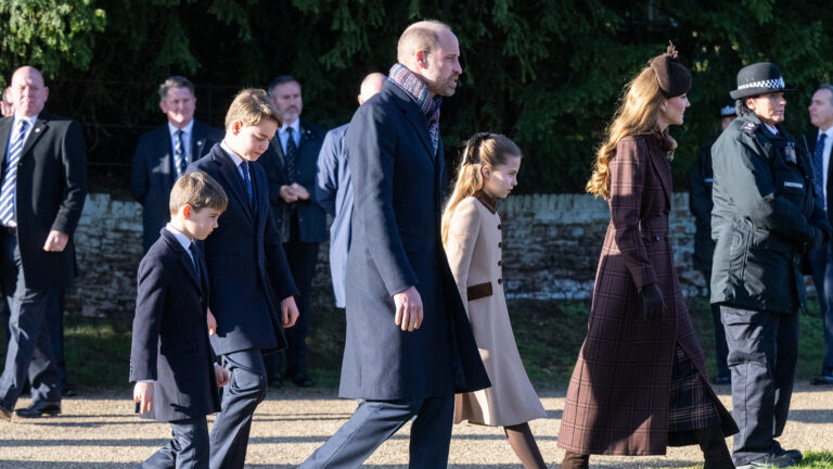Família Real se reúne na tradicional missa de Natal em Sandringham