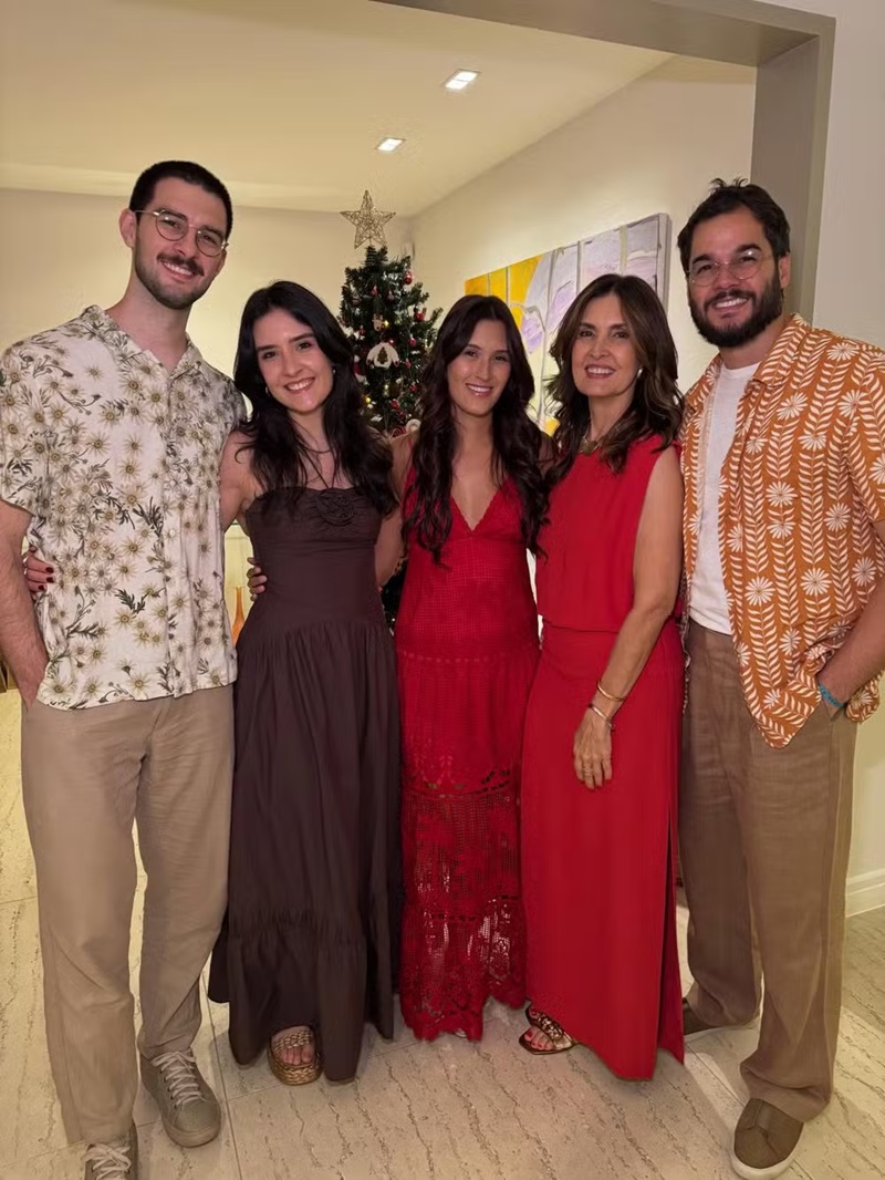 Fátima Bernardes com os filhos e o namorado — Foto: Reprodução Instagram @fatimabernardes