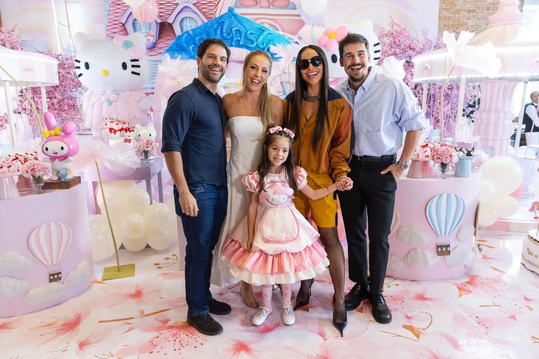 Zoe na festa com os pais, a madrasta e o padrasto - Foto: Reprodução / Instagram @dudanagle