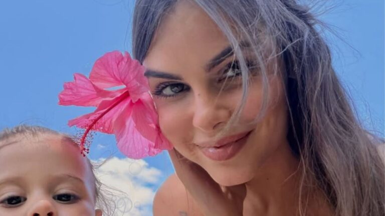 Helena, filha de Neymar e Amanda Kimberlly, esbanja fofura em nova foto com a mãe
