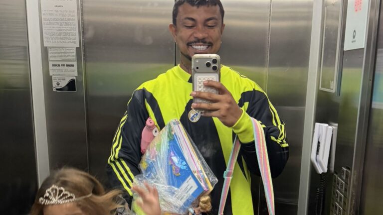 Filha de Xamã rouba a cena ao surgir em foto rara com o pai: ‘Muito animada’