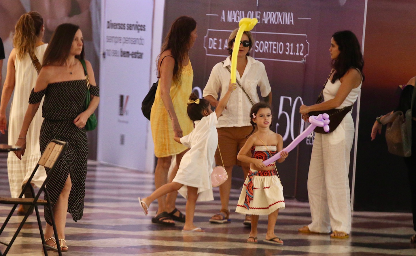 Filhas de Nanda Costa em passeio com as mães